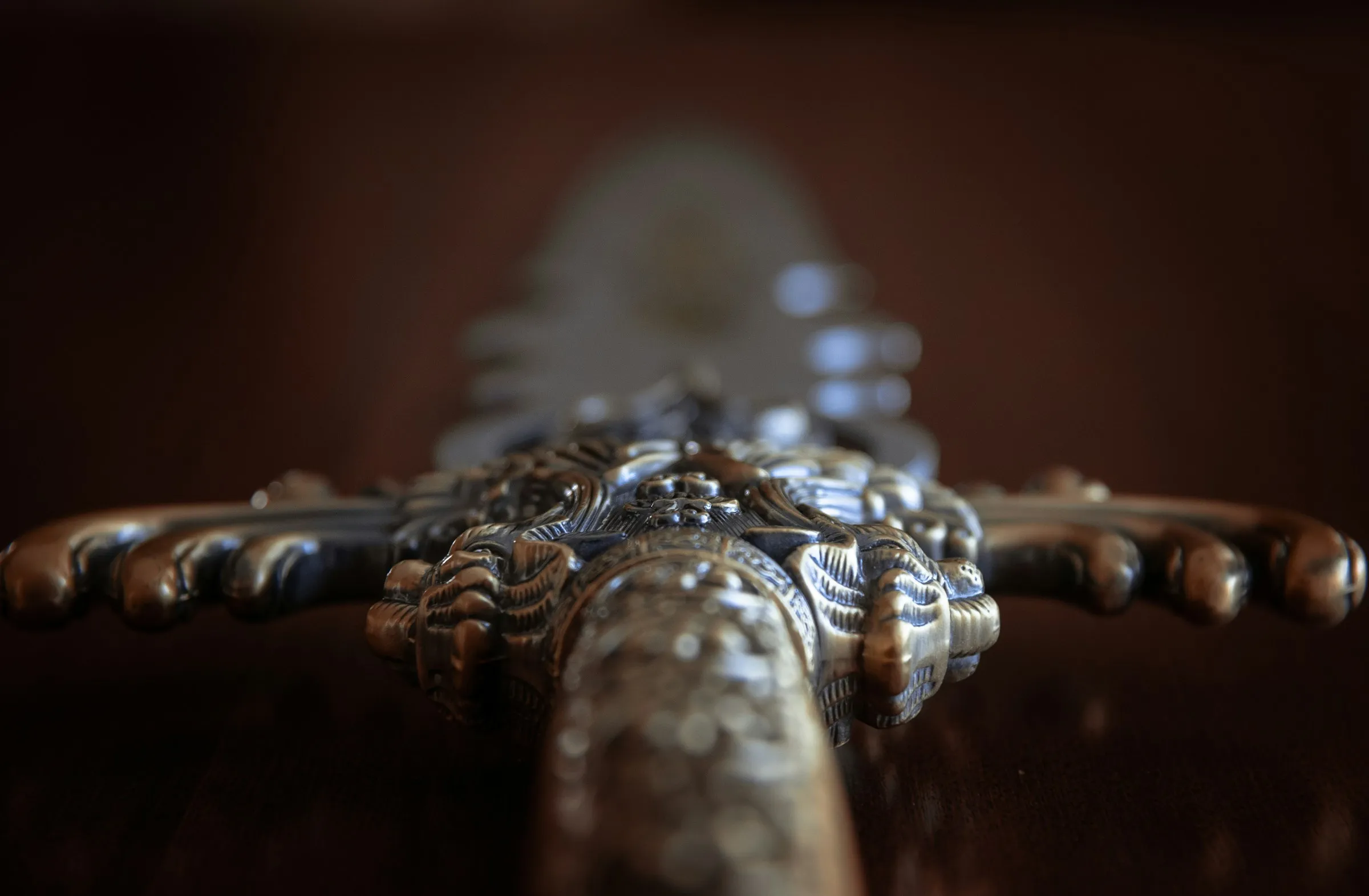 Detail permukaan bilah besi tempa dengan pola pamor yang terbentuk dari lapisan logam