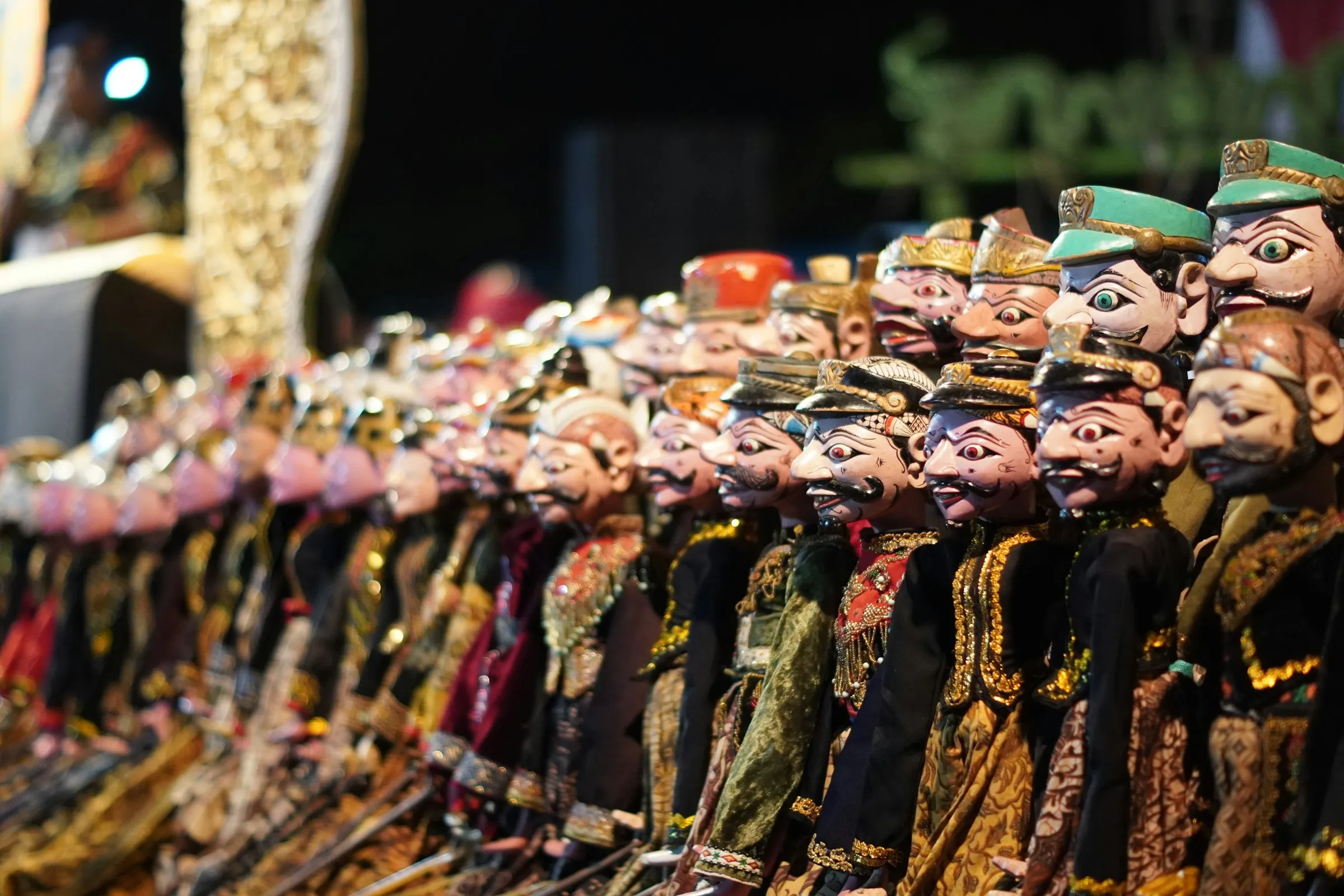 Deretan wayang kulit tradisional Indonesia dipajang berjajar
